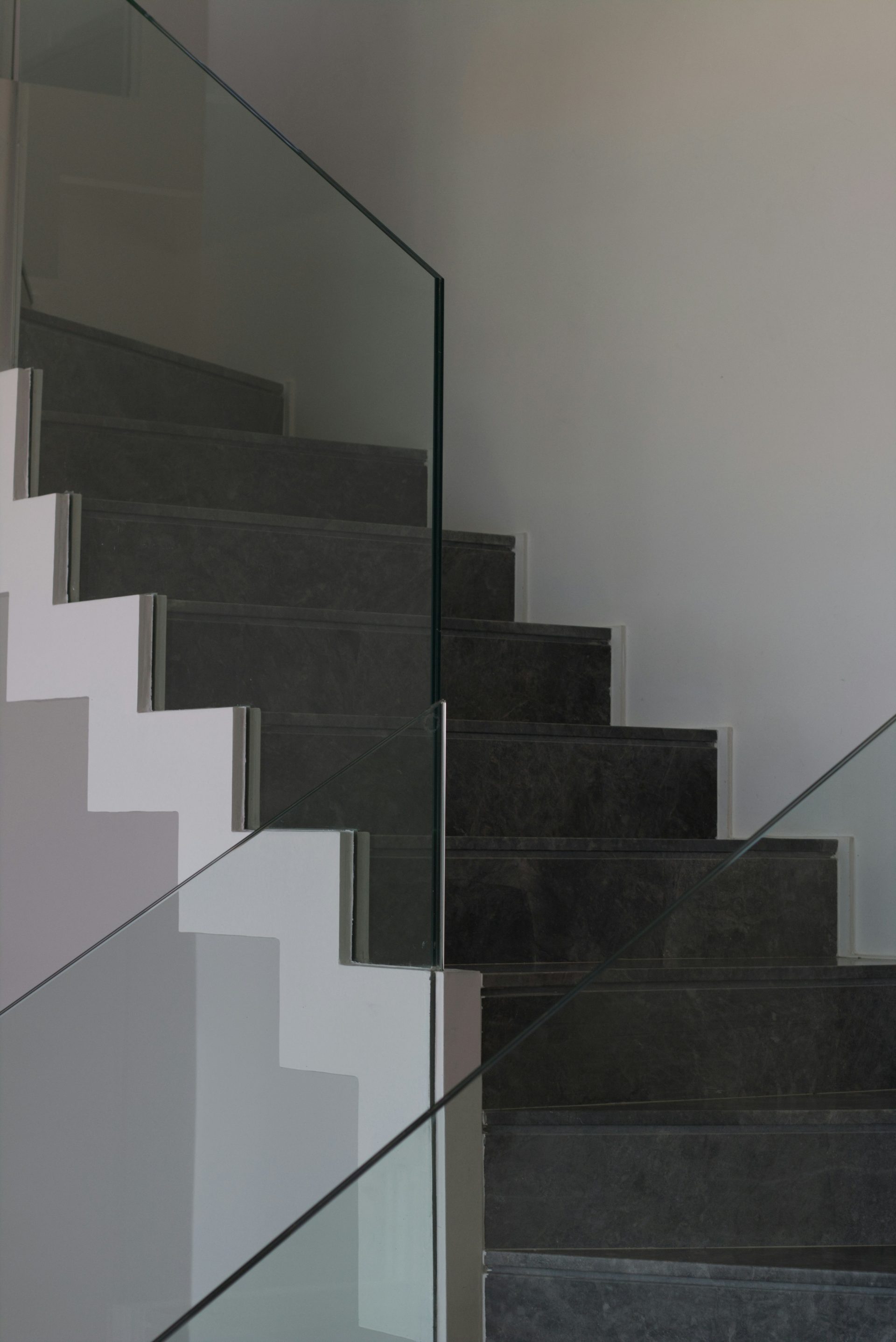 Moderne Treppe mit Glasgeländer und Stein